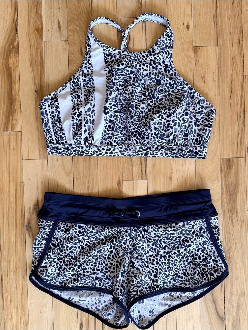 ATHLETA 2 PIECE SWIMSUIT BOY SHORTS & CROP TOP. Small bottoms 36 D/DD EXCELLENT